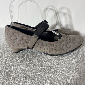 Tsubo Greige Quilted Suede Round Toe Low Kitten Heels 6